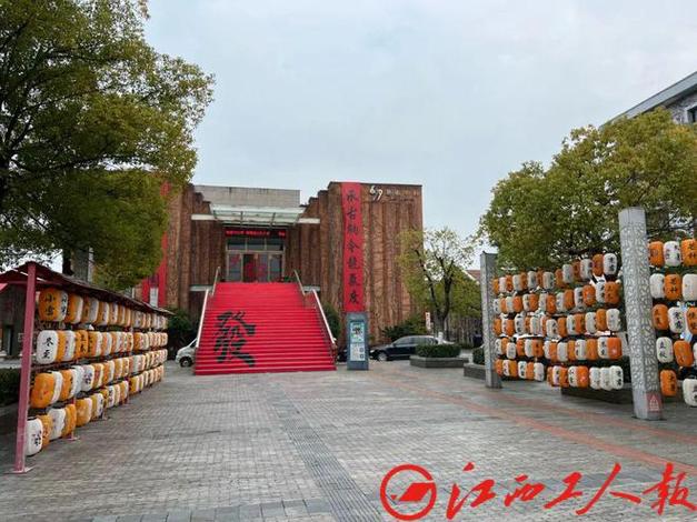 在南昌,江西化纤厂旧厂房被改造成樟树林文化生活公园,江西制药厂旧